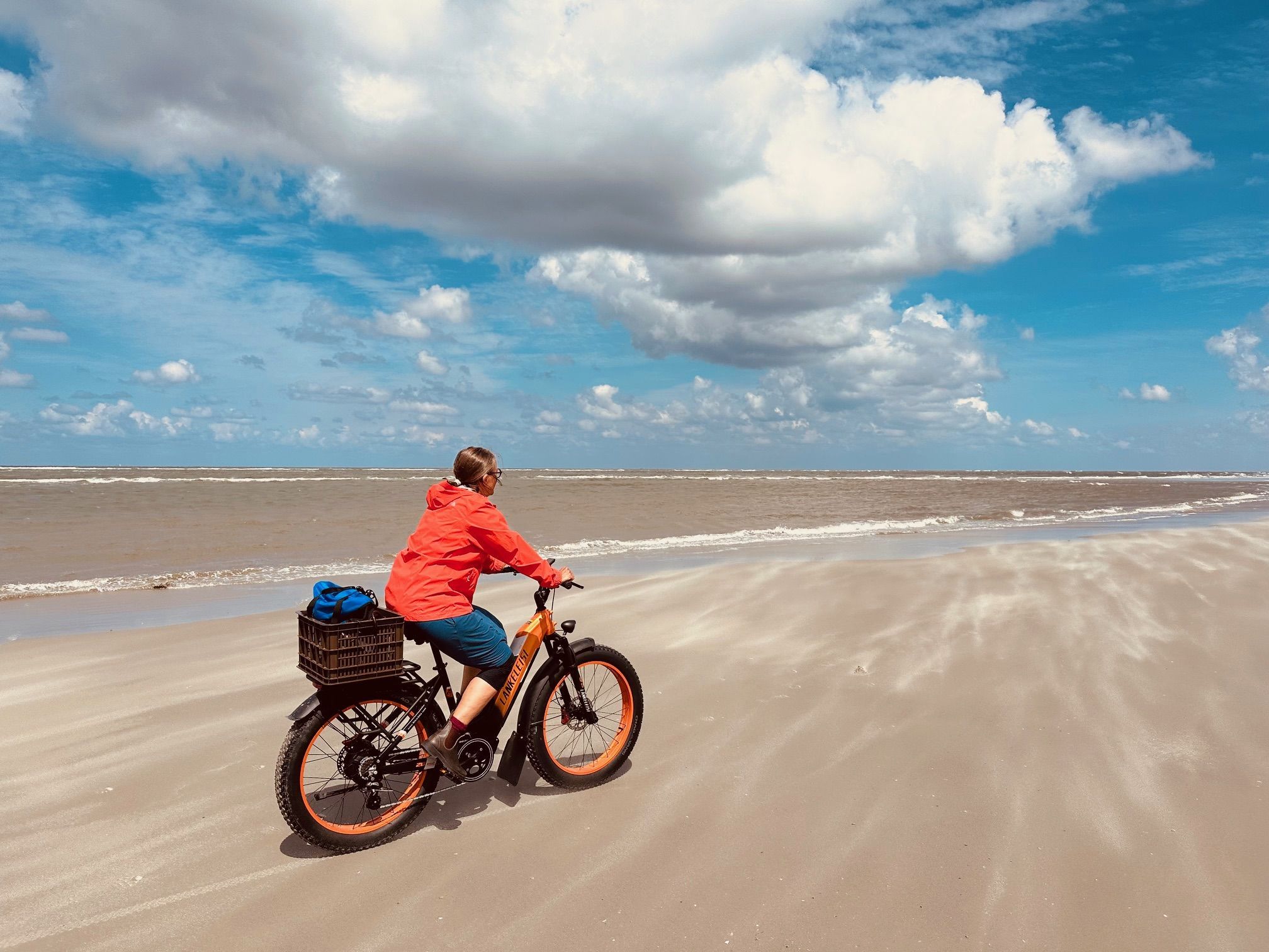 fietsen langs de vloedlijn op Schiermonnikoog